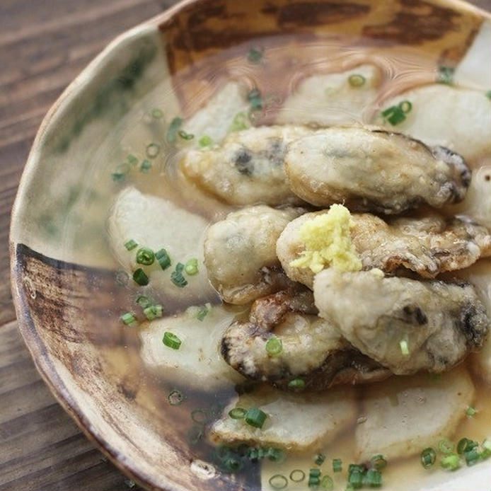 かつおと昆布だしの醤油あんがかかっている牡蠣と長芋の揚げ物