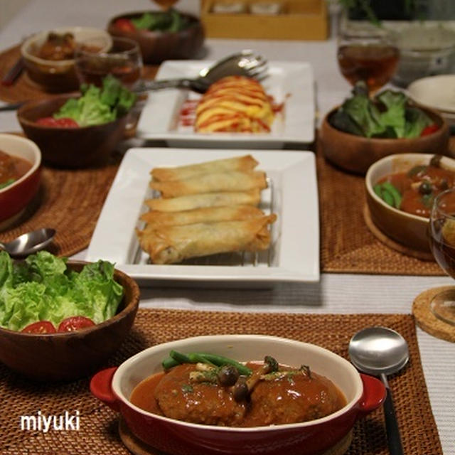 トマトジュースで煮込みハンバーグ と パリパリ春巻き と 特大オムレツ。