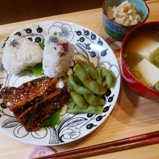 さつまいもごはんのおにぎりの昼ごはん