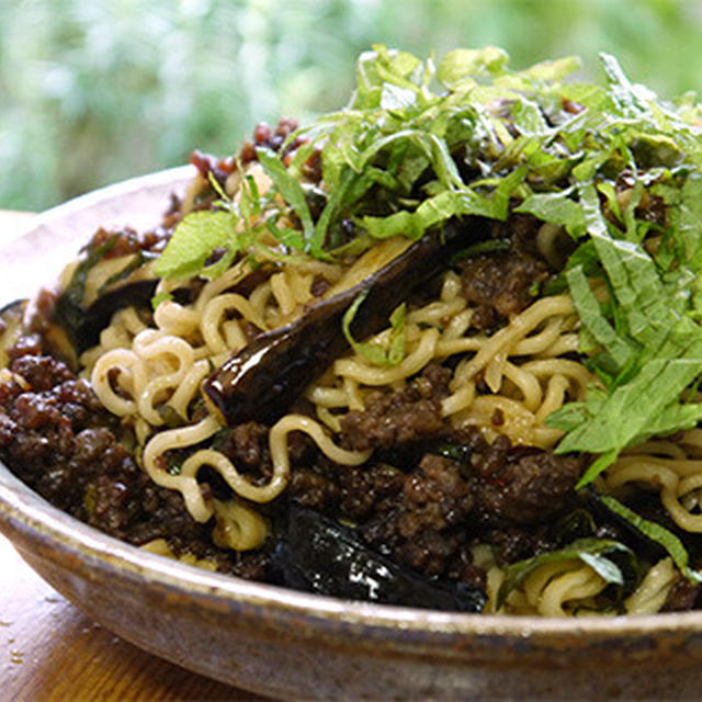 茄子入り肉味噌を中華麺にからめてみた…