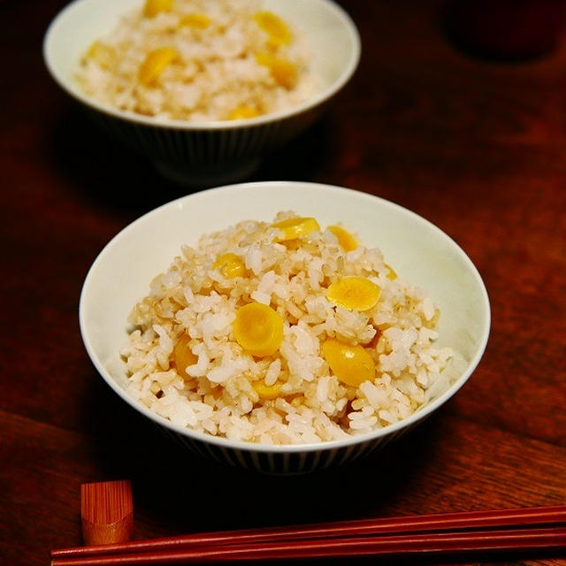 ということで、夜ごはんで、パートナーの相棒と一緒にぎんなんご飯をいただきました～♪ご飯はいつも玄米入りご飯ですが、銀杏と同じくこの時期限定の、新米の玄米と新米の白米を使って炊き上げました～★