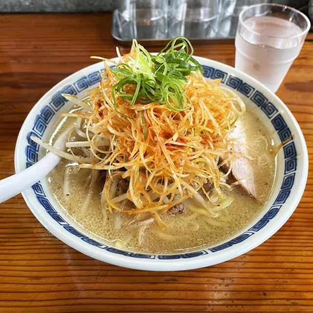 味噌ラーメン大にトッピング辛ネギを啜る