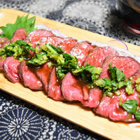花わさびで食べる和風ソースのローストビーフ。ソースにみりんを加えてコクアップの簡単おつまみ。
