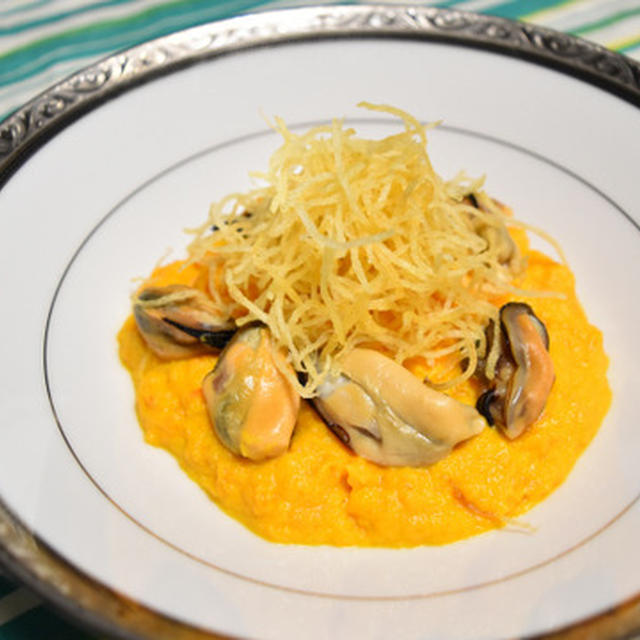 ムール貝のヴァポーレ(蒸し物)と人参のピュレ、カリカリじゃがいも添え。イタリアンのコースの前菜のようなおつまみ。