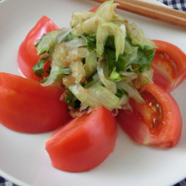 野菜を増やせるサラダ♪セロリと新タマネギの梅おかかマリネのせトマトサラダ