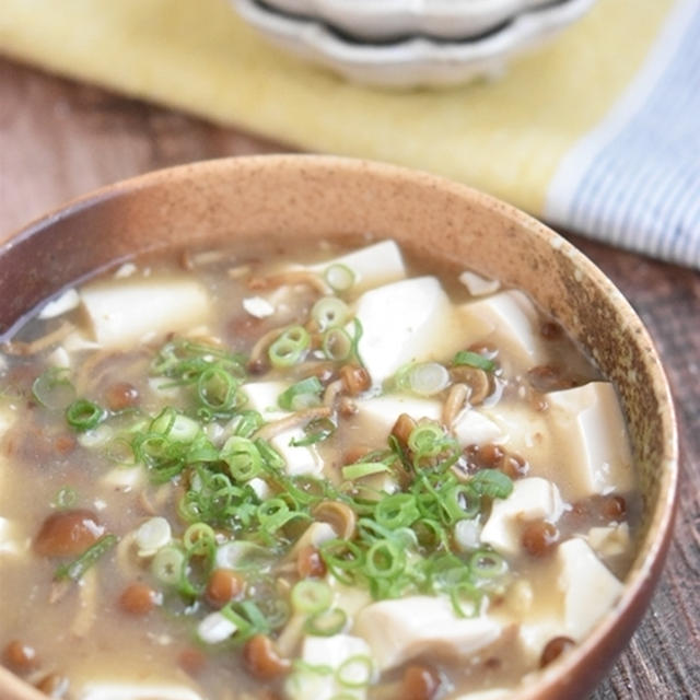 のど越しが良い♪なめこと豆腐のバター醤油煮込み