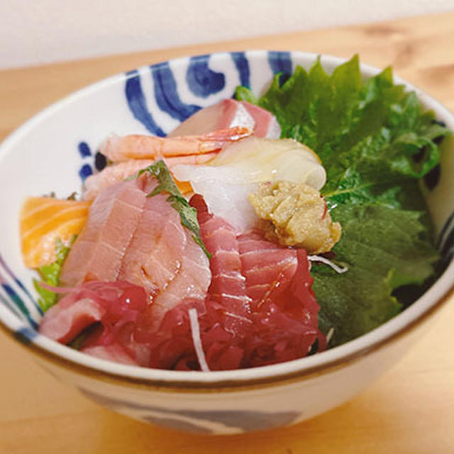 海鮮丼、残ったお刺身を炒めてお粥にのせた