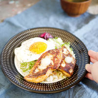 ヤバイっごはん止まんなーいっ！﻿簡単お昼ごはんに！【脂ノリノリ鮭のっけ丼】