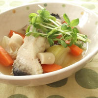 ブーケガルニで絶品！カレイと根菜のスープ煮