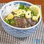 香味野菜たっぷり！ガーリックチップスのせ 鰹たたき漬け丼