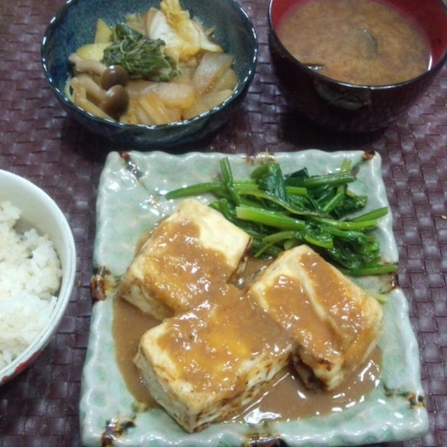 【献立】豆腐ステーキ胡桃味噌ソース、ほうれん草ソテー、白菜・水菜・大根・きのこの煮浸し、しじみ味噌汁