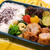 ガーリックオニオン豚カツと牛肉のハーブローストがメインのお弁当