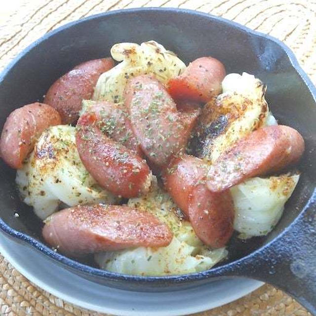 残ってた野菜で簡単＆節約おつまみ！焼きキャベツとソーセージ。