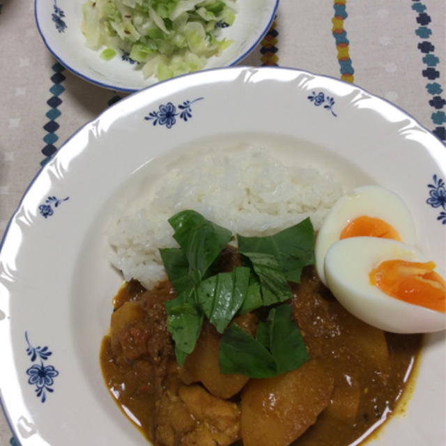 教室がカレー色に染まっています