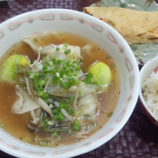 【献立】スープたっぷり手作り水餃子、カニかま入り玉子焼き、玄米入りご飯