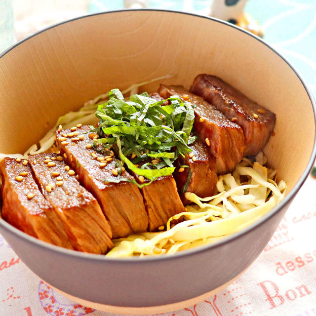 牛もも肉のオートミールステーキ丼【ガッツリさっぱりロカボどんぶり】｜レシピ・作り方