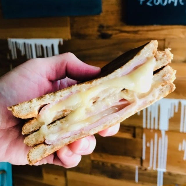 フライパンで作れる「ハムとチーズのホットサンド」