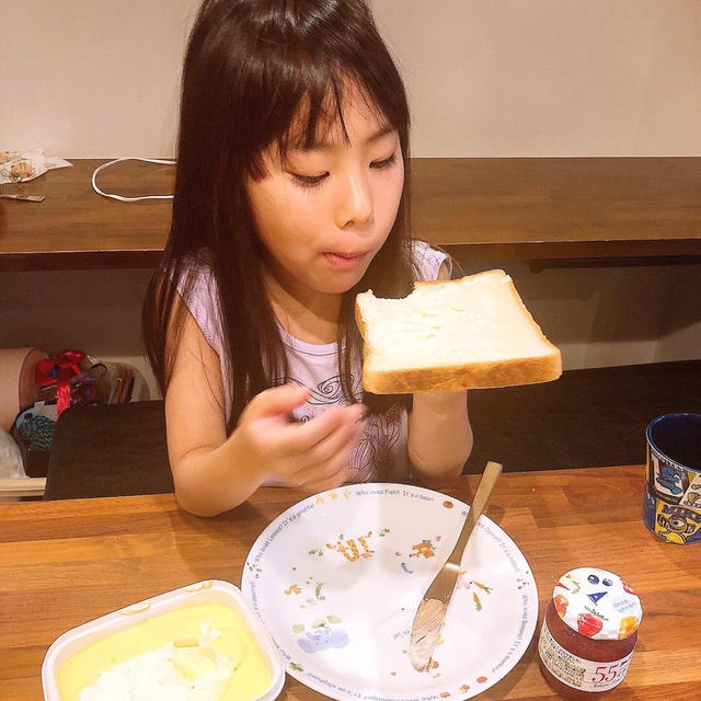 朝ごはんはバターパンです！！