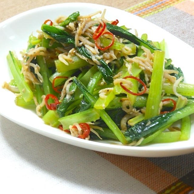 ピリ辛青菜炒めは小松菜としらすのペペロンチーニ風。