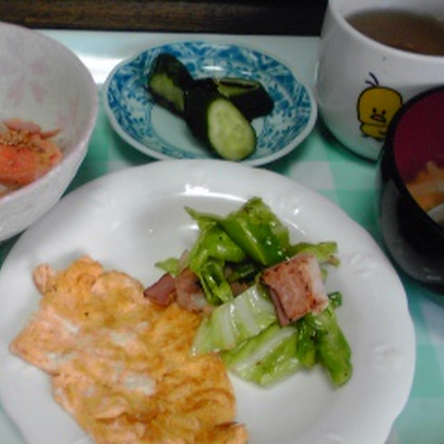 今日の自分用朝ご飯、明太子オムレツとかジャガイモと新玉ねぎの味噌汁とかキャベツとベーコン炒めとか♪