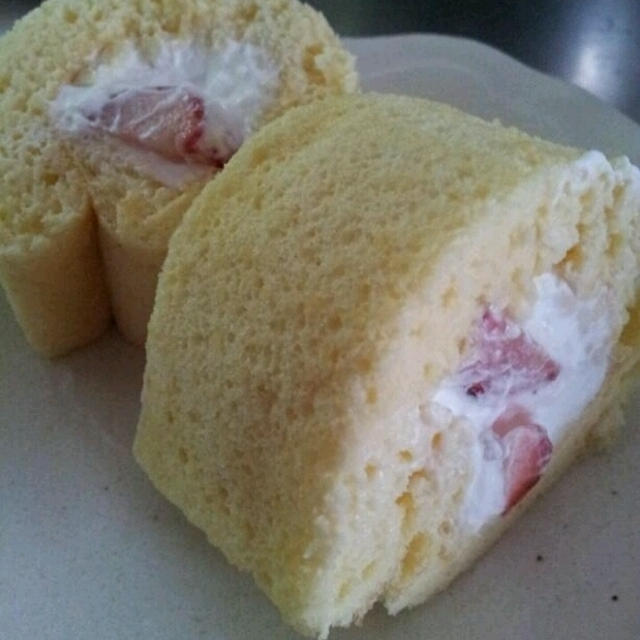 おやつ イチゴのロールケーキ