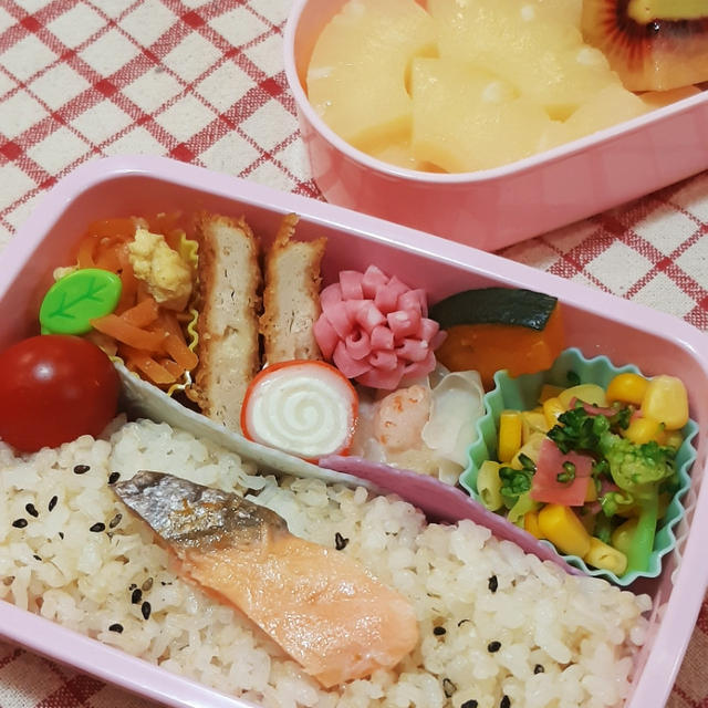 学童弁**鮭弁＆デザートはゼスプリレッド
