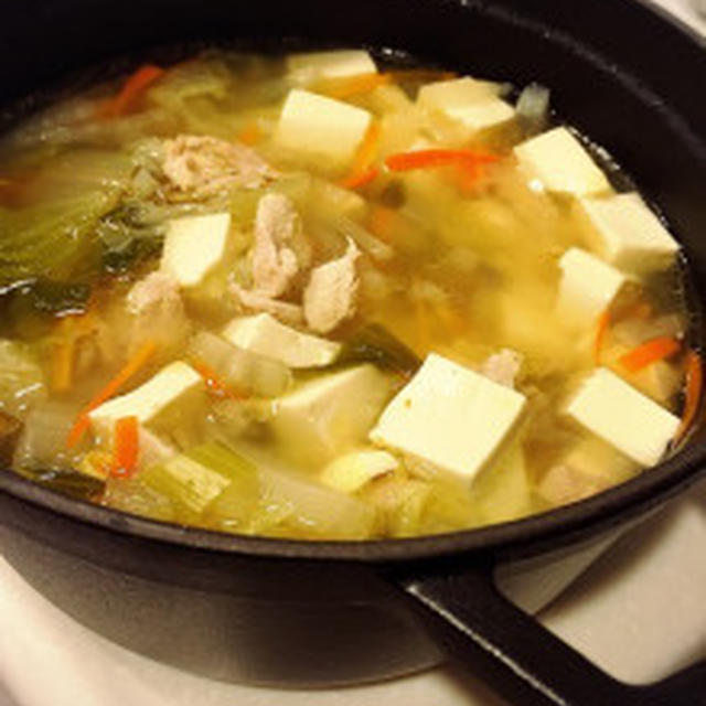 鶏のエキスたっぷり　蒸し鶏とたっぷり野菜の優しいスープ