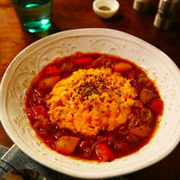 手軽に本格！にんべん「だしとスパイスの魔法」シリーズでご褒美ごはん★ビーツにお肉と野菜の旨みにハーブの香りたっぷり★レンチン！半熟ふわふわオムライスinボルシチ【レシピ 1720】【レシピブログアワード2018】