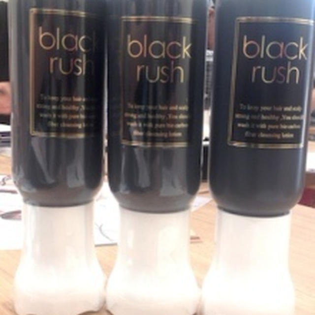 ブラックラッシュ　炭が入った頭皮用クレンジング