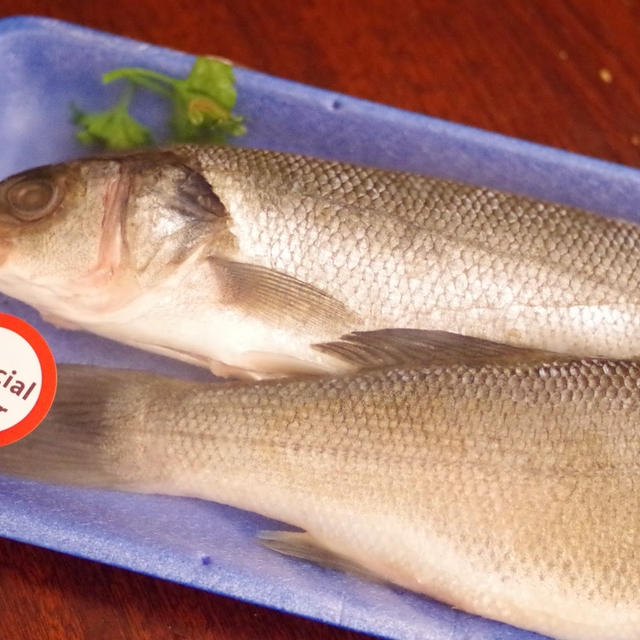 イギリスで魚料理：Sea bassの香味フライ