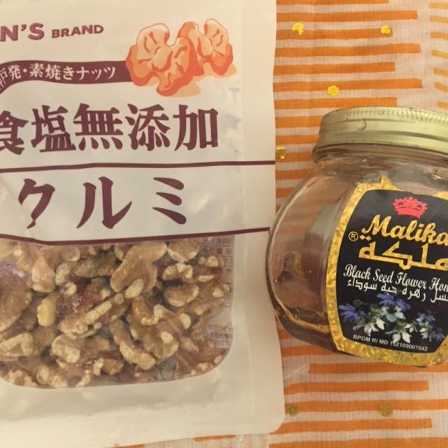 瓶の底に残った蜂蜜でくるみの蜂蜜漬け