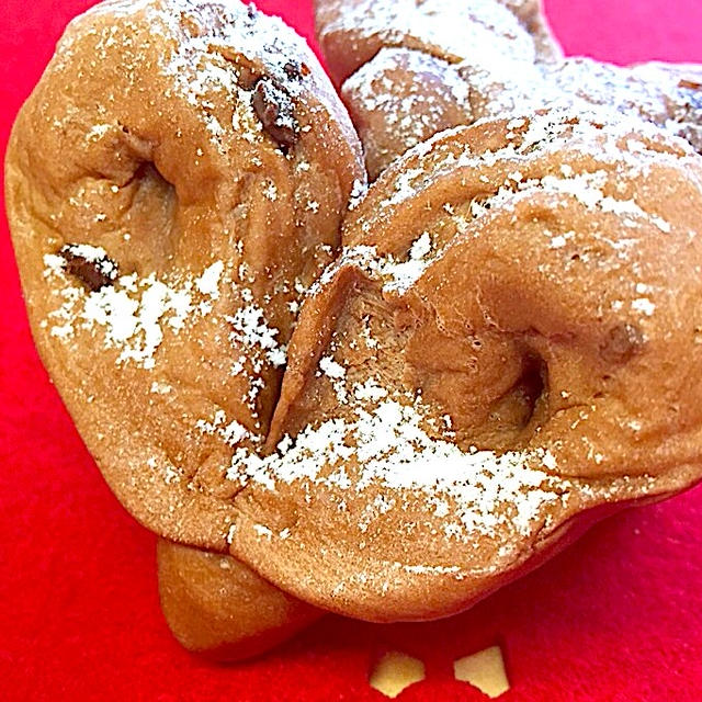 バレンタインパンといえば！型がなくても作れる「フライパンでもちもちハート型ベーグル」