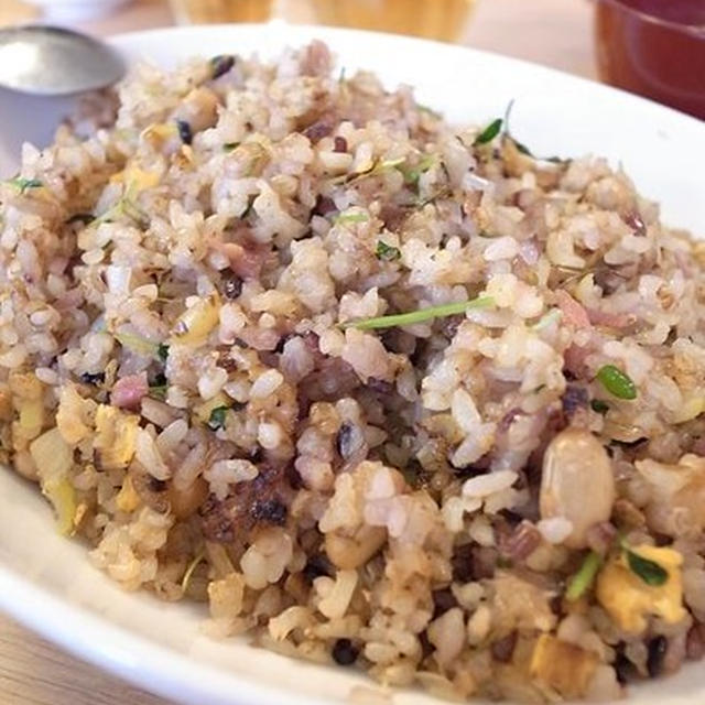 蒸し豆と豆苗入りチャーハン｜梨の花と三毛猫