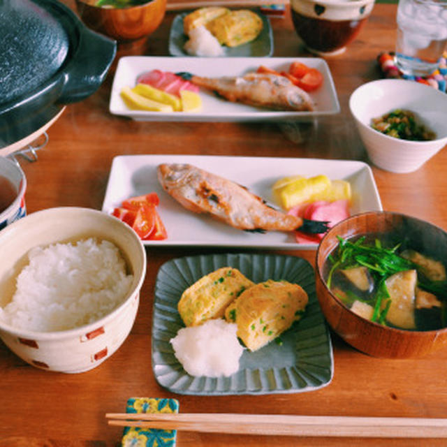 のどぐろ塩焼き朝定食。なすとにらのおみそ汁、ネギ入り出汁巻き玉子、沢庵、赤カブの酢漬け、新米。島根のお土産でもらったのどぐろ。あま...
