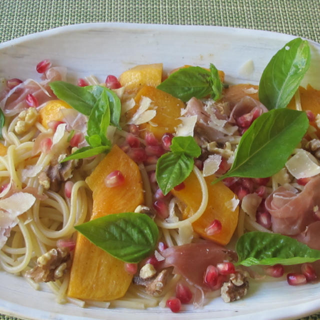 生ハムと柿と石榴のパスタ