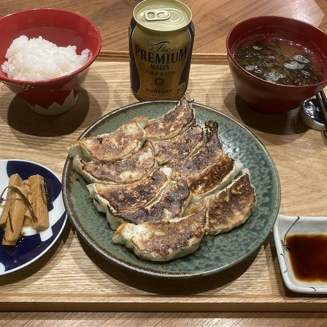 【献立】焼き餃子、お漬物、あおさのお味噌汁、ビール