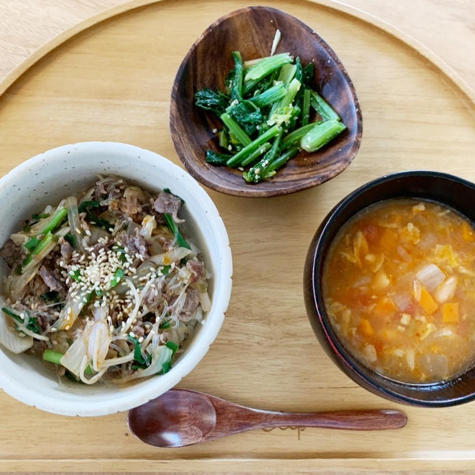白い茶碗に盛られたプルコギ牛丼とスープ、青菜の小鉢料理