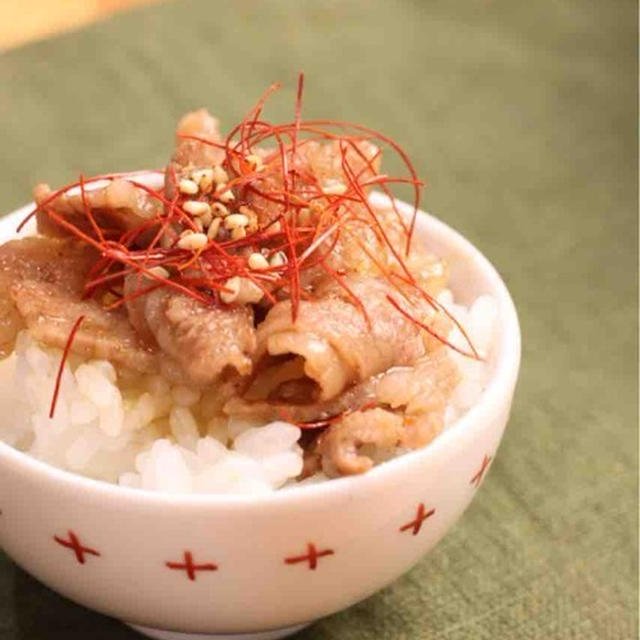 今日はケンカの後に牛カルビ丼！　あれ？サイズおかしくない？笑