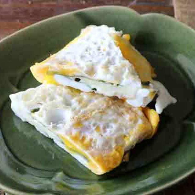 卵ひとつで出来る二つ折り目玉焼き！大葉とチーズの半月卵焼き