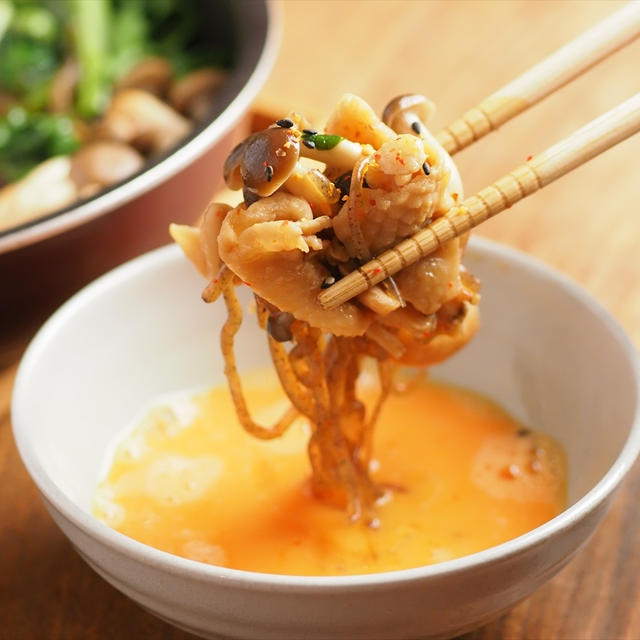 メシ通！「鶏皮フライパンすき焼き」、シメの「具なしすき焼きたまご丼」が最高！