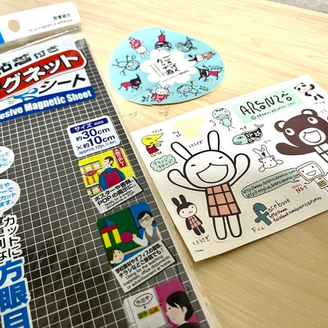 100均の粘着付きマグネットシートに好きなキャラクターのシールを貼ってマグネット作り　