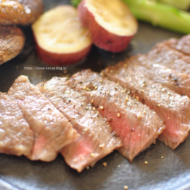 牛もも肉のステーキで晩ごはん