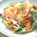 レンジ加熱で簡単＆時短！サッと炒め合わせるだけ〜小松菜とさつま揚げの焼きうどん。
