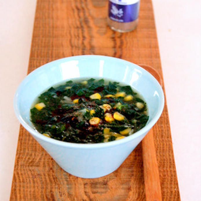 水色のスープカップによそったモロヘイヤの花椒風味スープ