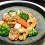 冬野菜と鶏肉の香酢炒め。たっぷりの野菜を蒸し焼きで手軽に作れるおつまみ。
