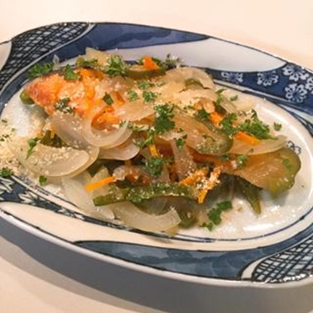 シンプル料理「鮭の蒸し焼き」の作り方！野菜の甘みがマッチ！
