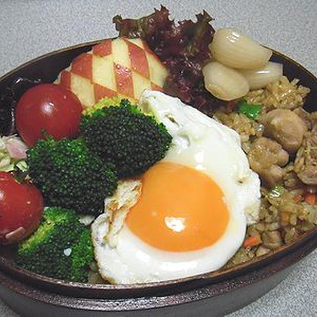 鶏ごろカレー炒飯目玉焼きのっけ弁当・・タイトル長いか・・