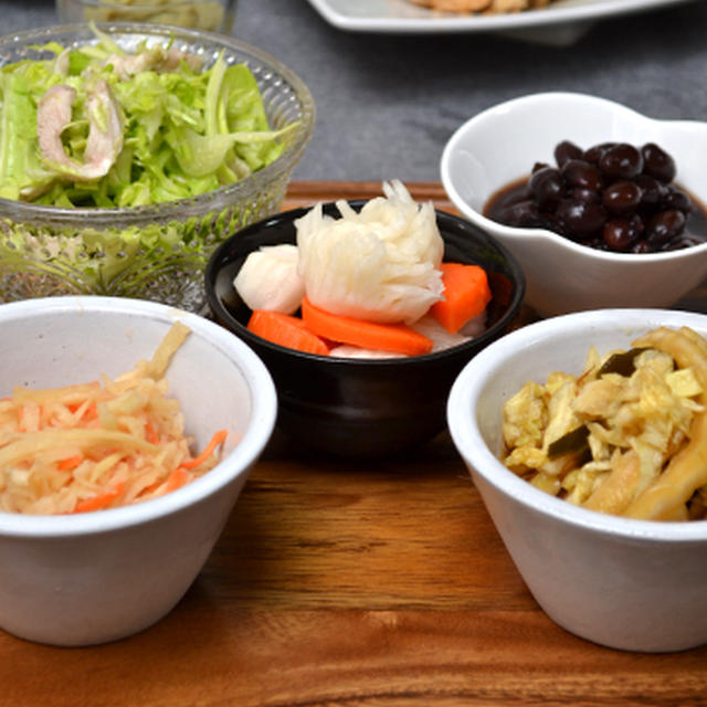 塩豚のさっぱりサラダ他、おせちの小皿盛りの晩ご飯。