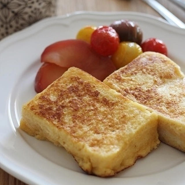 フレンチトースト温かい林檎とトマト添え