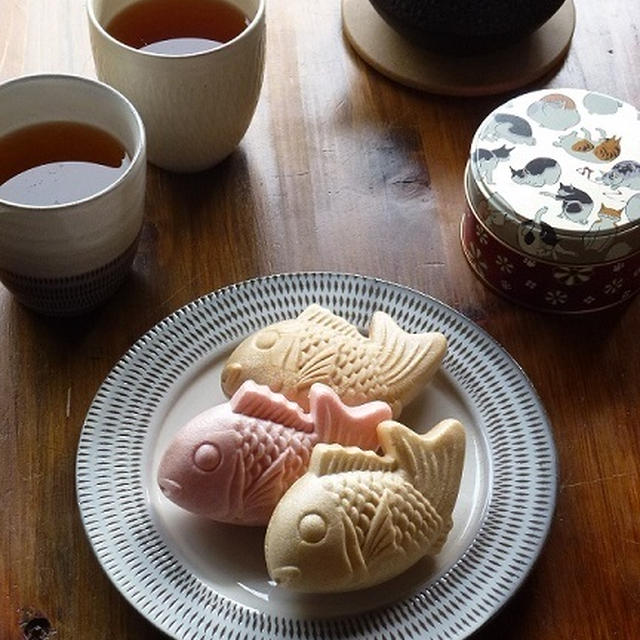 猫ちゃん缶がかわいいお茶と、鯛もなか♪